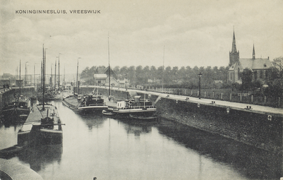 130385 Gezicht op de Koninginnensluis te Vreeswijk, met rechts op de achtergrond de St.-Barabarakerk aan de ...